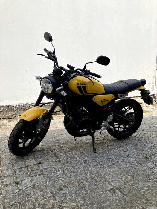Yamaha XSR 125 amarela (2022) // 2.903 km // 4.600 €