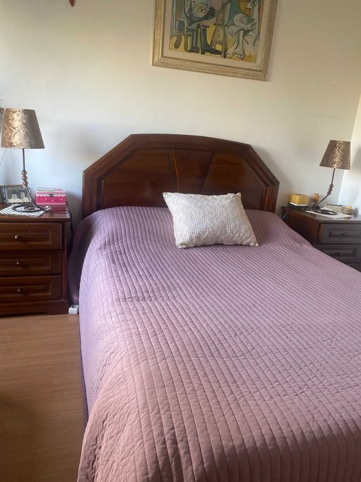 Quarto completo: cama de casal em madeira + 2 mesas de cabeceira  | Preço baixo p/ venda rápida