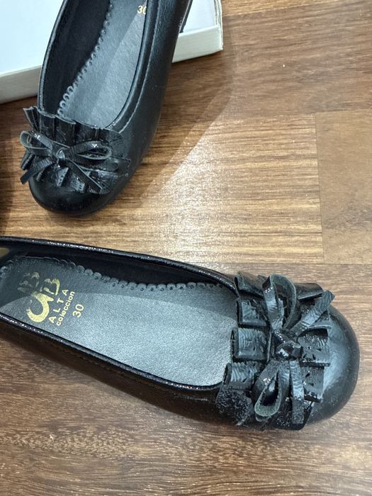 calcados cores prateado brilhante e preto verniz para menina  tanho 30