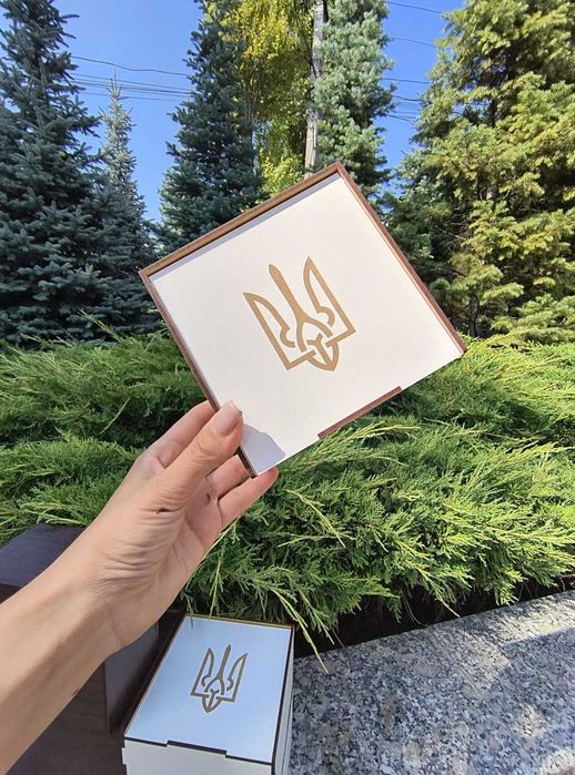 Подарункова коробка з тризубом біла