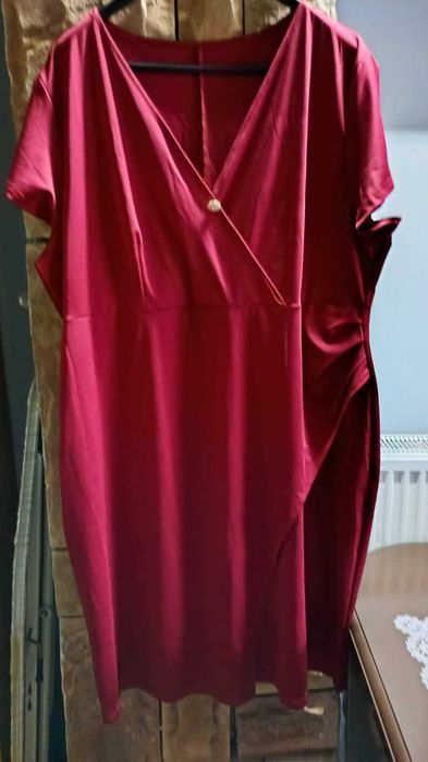 Sukienka z dekoltem karo w odcieniu czerwonego bordo