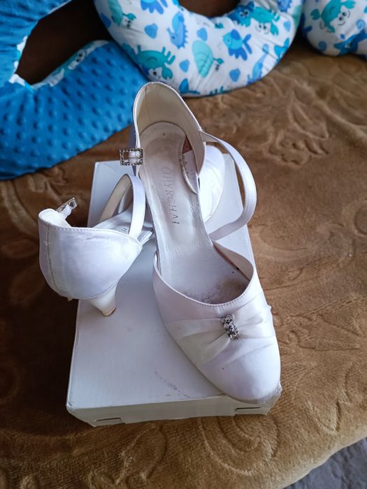 Sprzedam buty ślubne białe