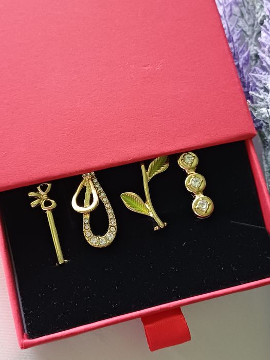 Przypinki z cyrkoniami na sznurówki- 4 szt