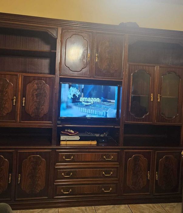 Móvel de sala para TV e com várias gavetas