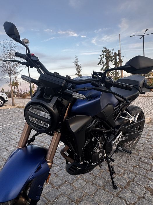 Honda cb300r com 19 mil