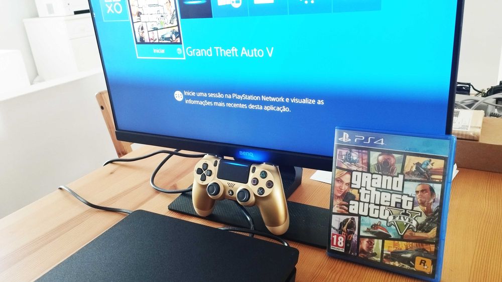PS4 Slim 1TB + 1 Comando Original Dourado + Jogo GTA 5 + Cabo alimentação