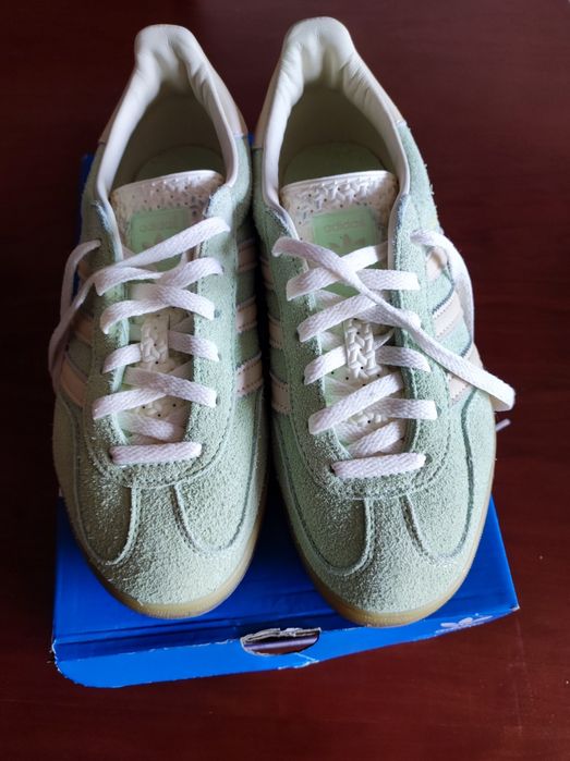 Tênis Adidas, modelo Gazelle