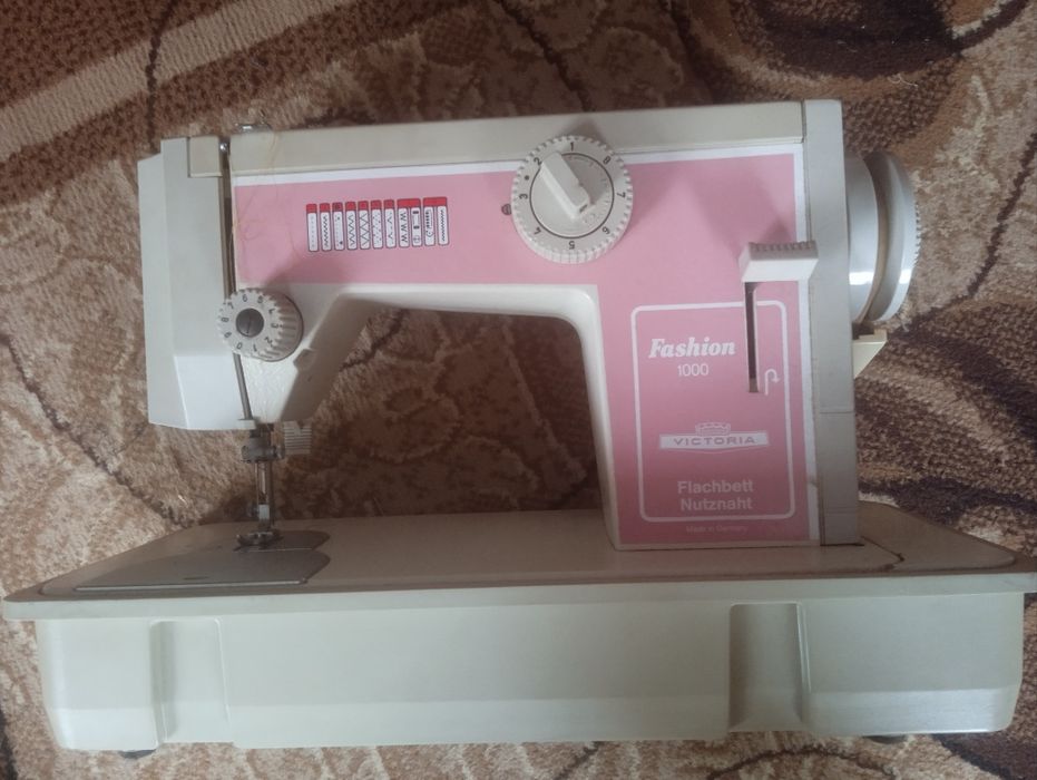 Продам швейну машинку.