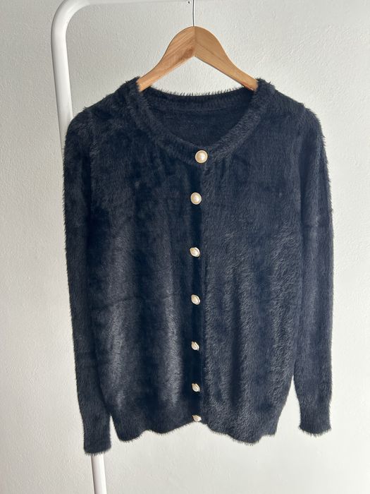 Czarny sweter zapinany na guziki