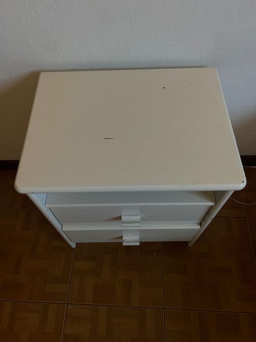 Mesa de cabeceira um pouco danificada de qualidade