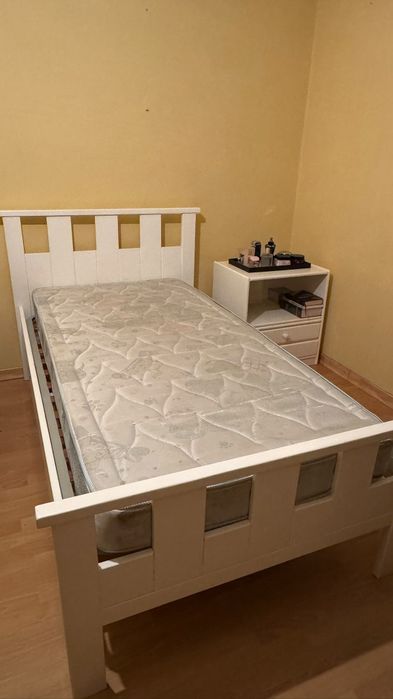 Cama solteiro em madeira maciça+ colchão+ armário com gavetas