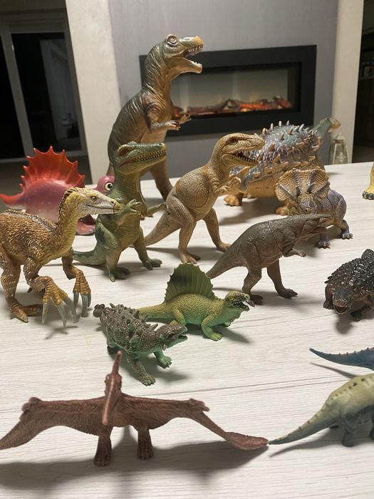 Дитячі іграшки динозаври