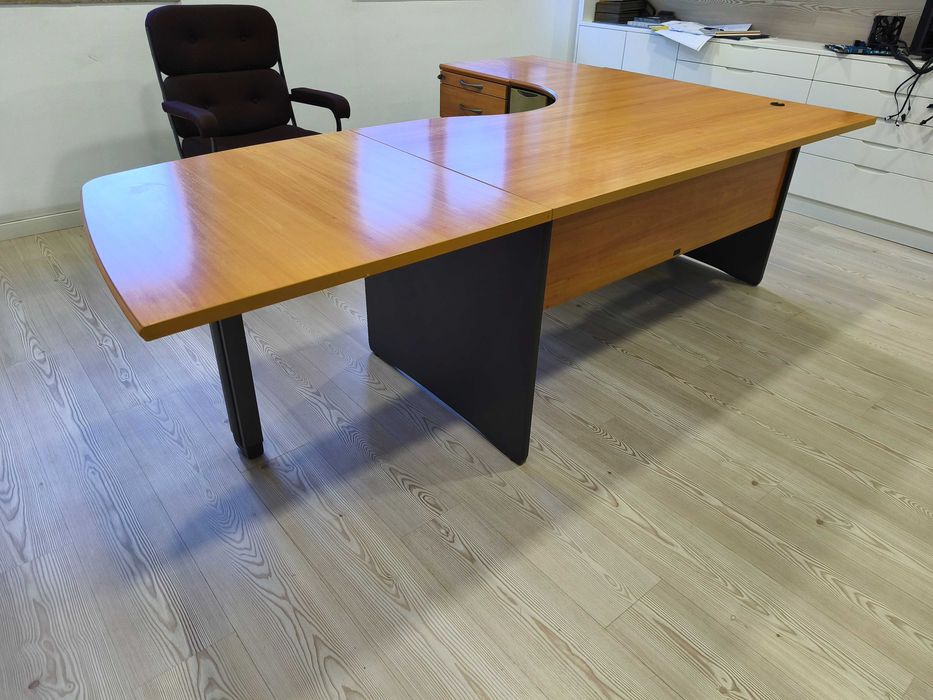 Mesa secretária com cadeira