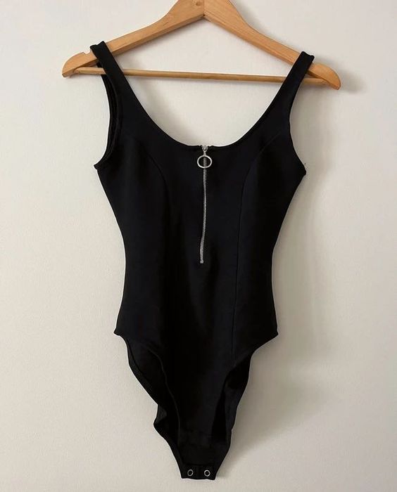Body preto com fecho da Stradivarius