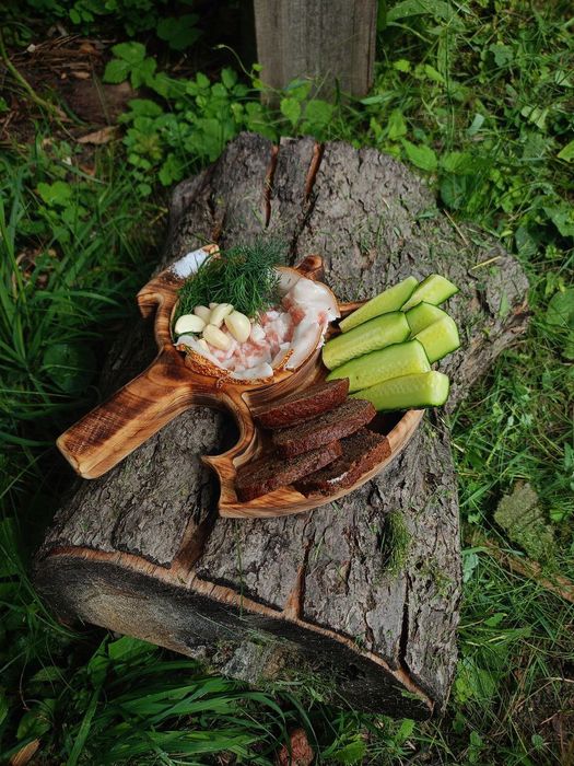 дерев'яна тарілка у формі сокири