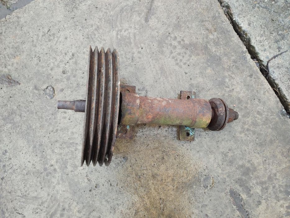 Wał ułożyskowany do cyrkularki krajzegi długość 52 cm z kołem pasowym