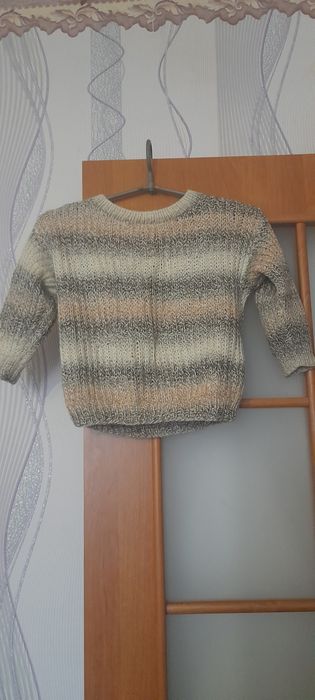 Продам детский вязанный свитерок.