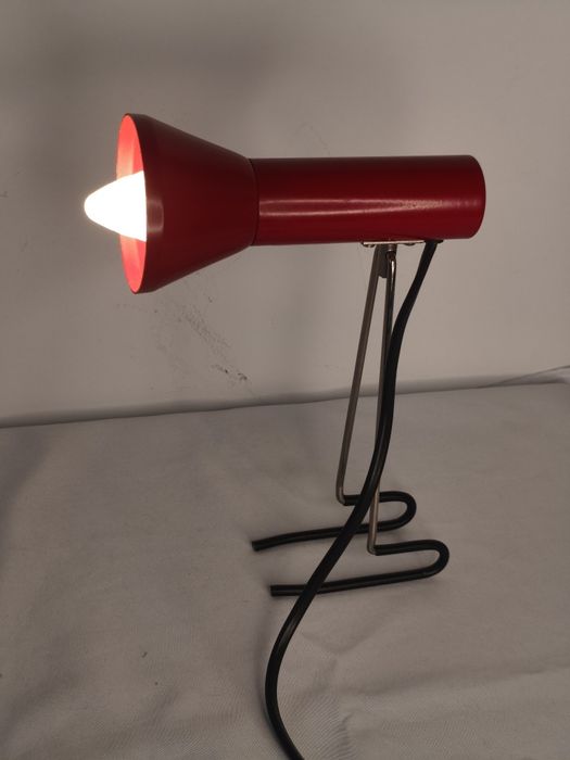Lampa biurkowa PRL – AKA Typ 3140, czerwona, metalowa, Narva