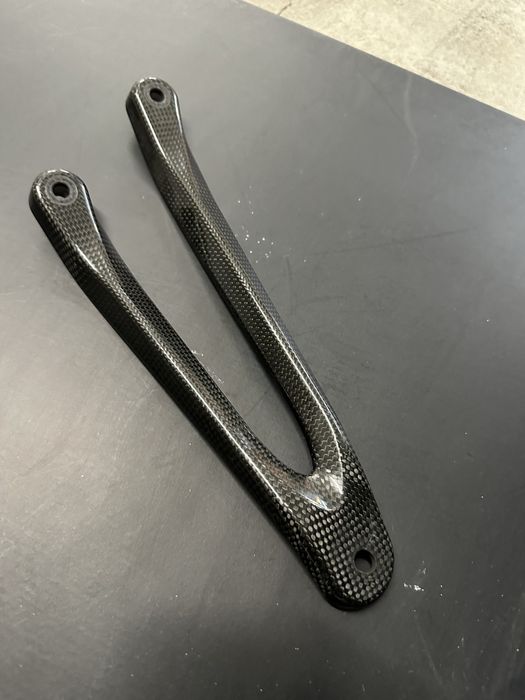 Suporte Escape Carbono Akrapovic (NOVO)
