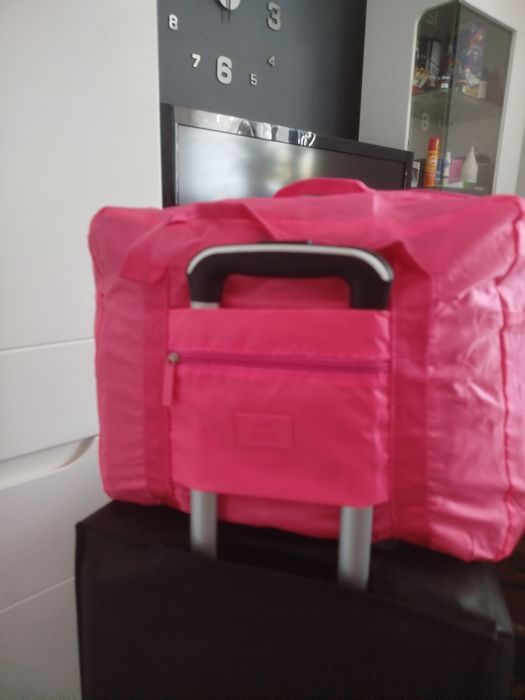 Nowa różowa torba podróżna na bagaż podręczny