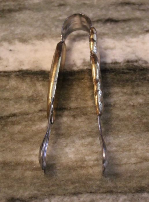 Pinça de gelo vintage, feita com dois metais diferentes.