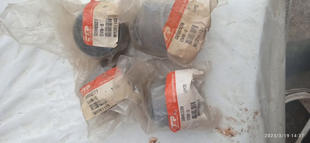 Сайленблок важеля задньої підвіски MR210731 MR267105