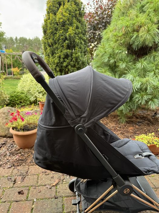 Cybex coya czarna z ramą rose gold