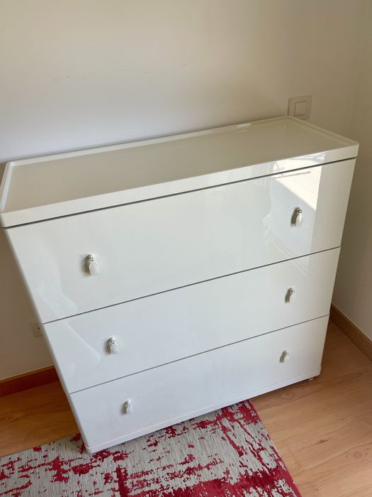 Quarto de casal - cama (estrado e colchao), mesas de cabeceira, comoda