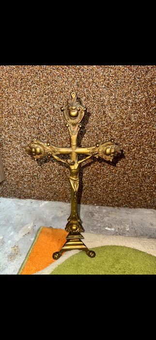 Zabytkowy krzyż stojący z mosiądzu – połowa XX w.