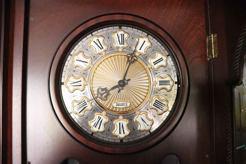 Relógio antigo de pesos