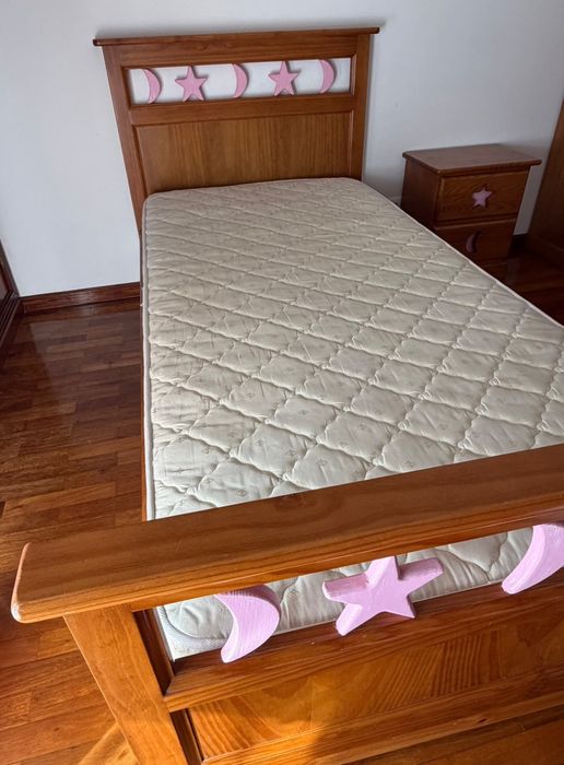Cama de solteiro e mesa de cabeceira em madeira maciça