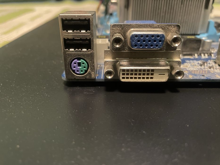 Продам материньську плату GIGABYTE з процесором та оперативкою