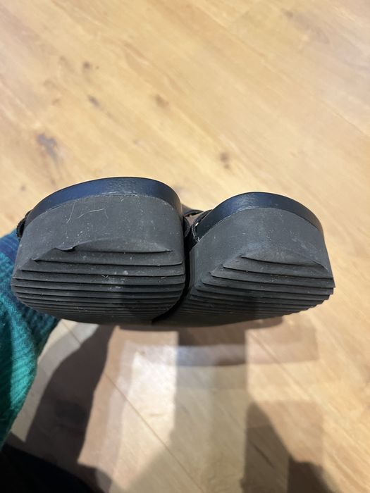 Lekkie czarne klapki na wysokiej platformie H&M divided