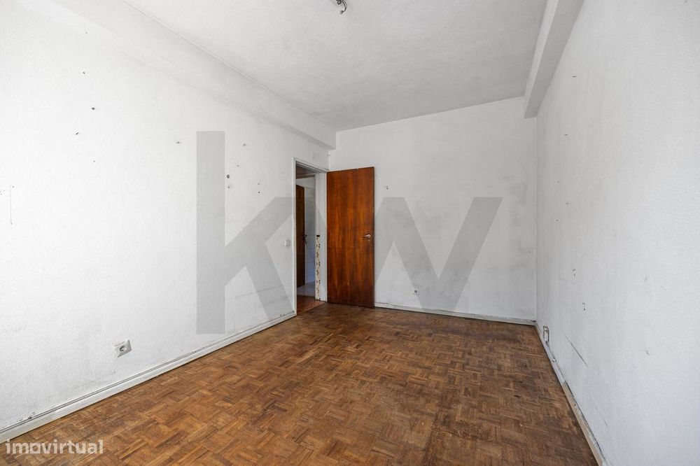 T2 Em Miratejo | Corroios | 1.º Andar | Potencial Para Remodelação Tot