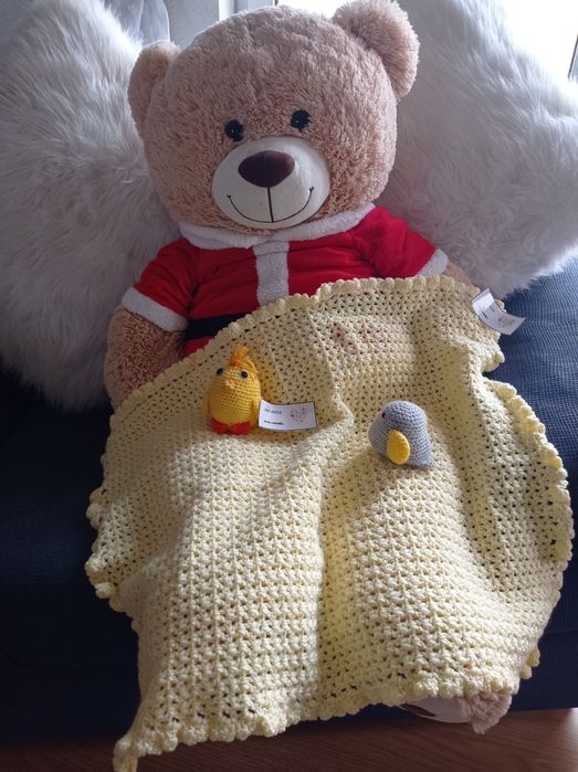 Manta para bebé com oferta de dois bonequinhos