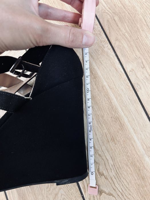 Czarne buty na koturnie