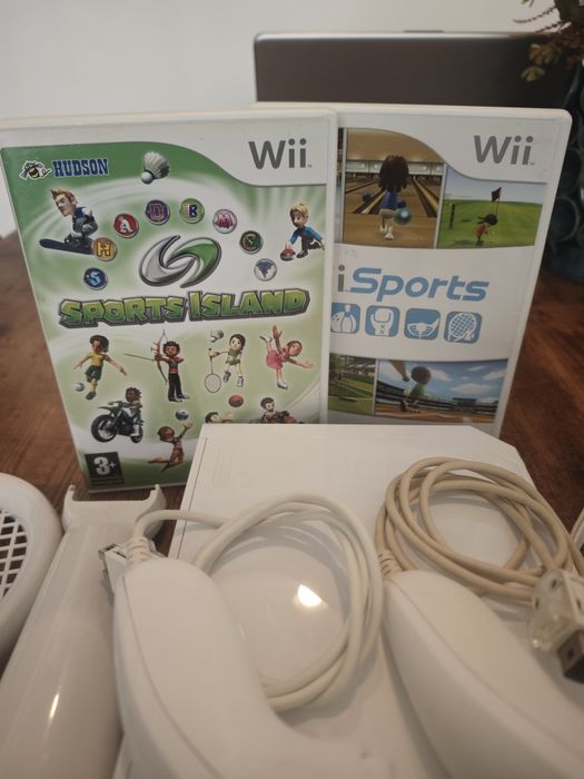 Wii Branca com 2 jogos e acessorios