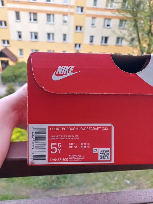 Nike junior low black and red