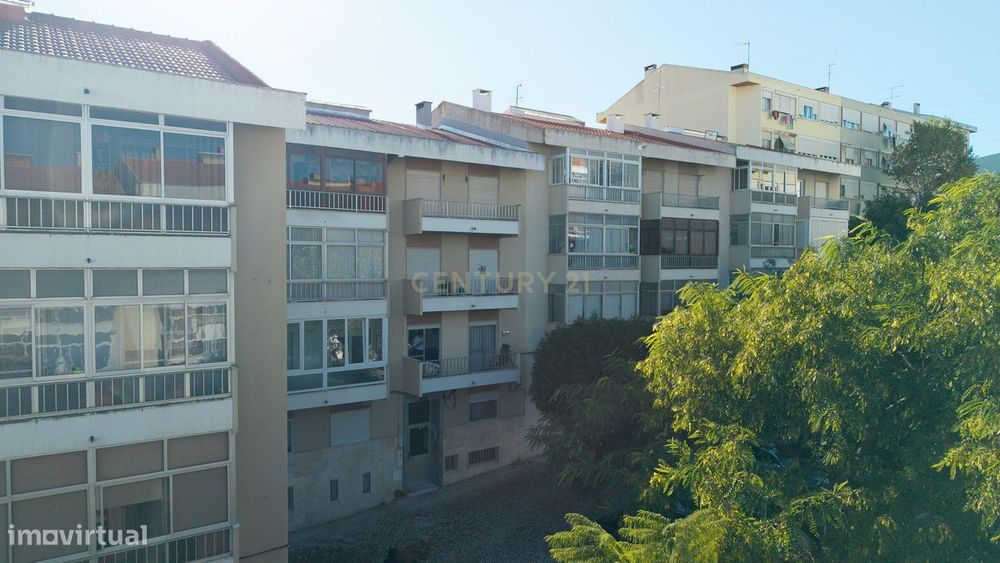 Apartamento T2 Renovado com Varanda e Arrecadação em São João da Talha