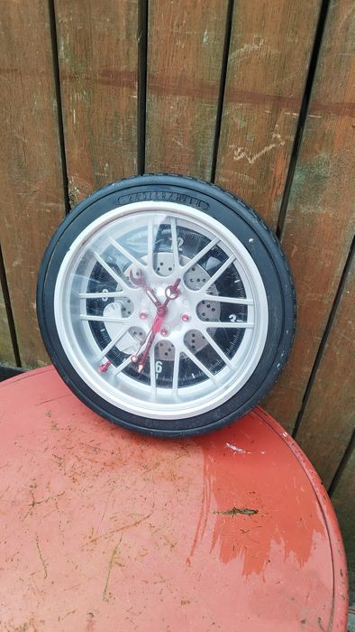 Zegar ścienny w kształcie opony.