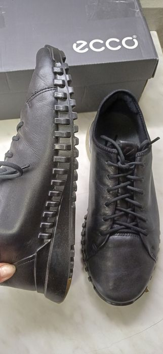 Продам женские кроссовки Ecco
