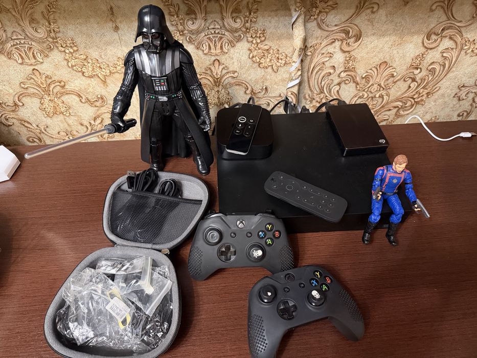 Консоль Xbox One X 1TB + Kinect  v.2 + Seagate Backup Plus Portable 5TB (HDD, USB 3.0) + 2 геймпади + Повний комплект + Подарки фигурка чехол стик