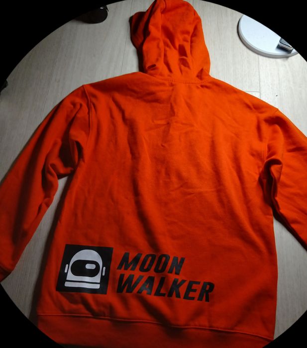 pomarańczowy sweter nasa