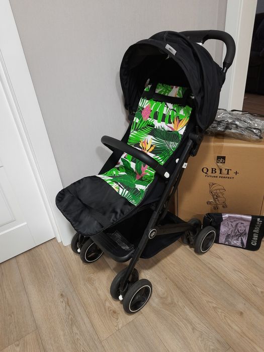 Коляска Qbit+. Отличное состояние. Матрасик, дождевик, сумка