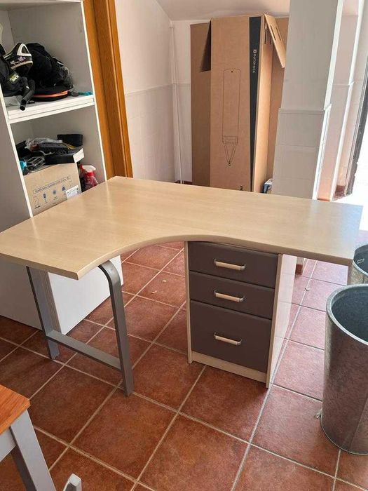 Secretária de canto para quarto de criança/escritório como nova