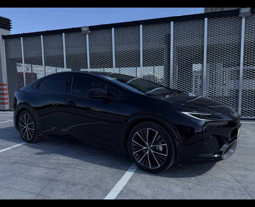 Оренда Toyota Prius гібрид 2023 — Львів