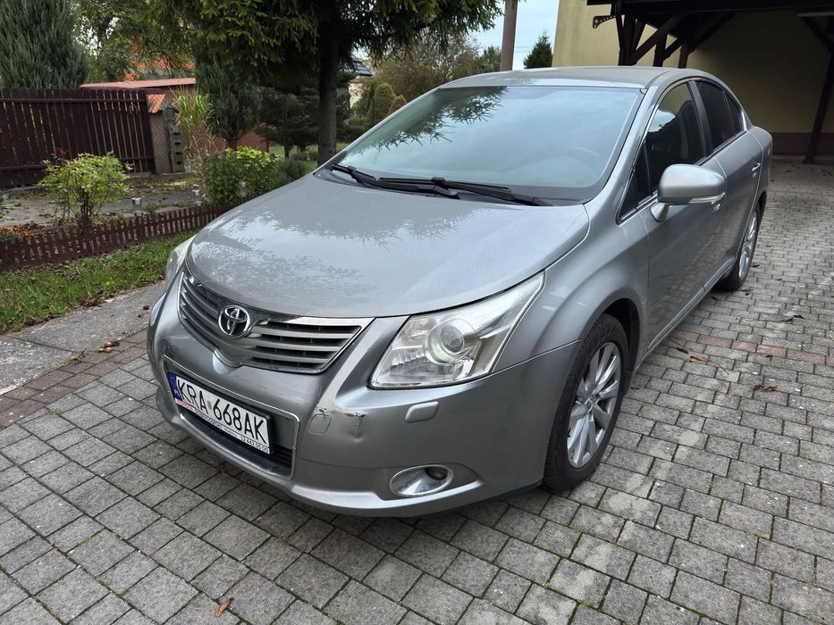 Toyota Avensis Toyota Avensis T27 1.8 benzyna lekko uszkodzona do negocjacji