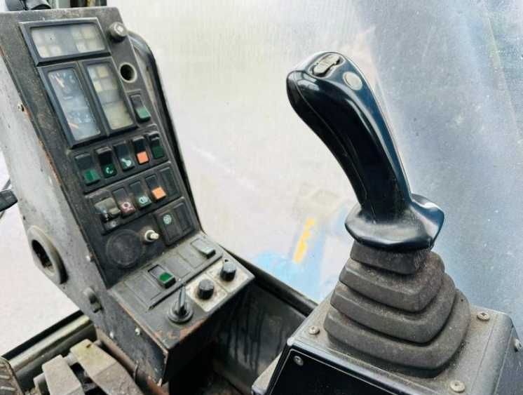 Екскаватор для перевалки лісу , металолома FUCHS MHL 320