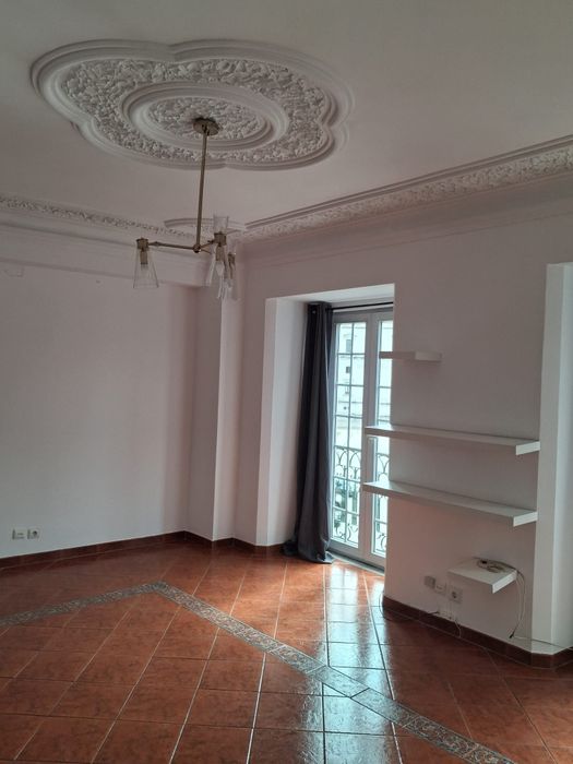 Apartamento T2 para alugar na Rua de São Bento, Lisboa.