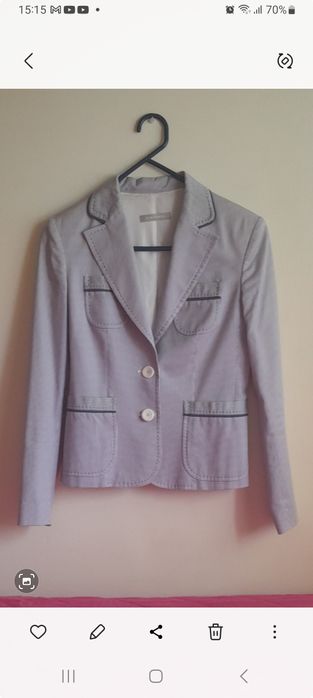 Blazer às riscas finas azuis e brancas